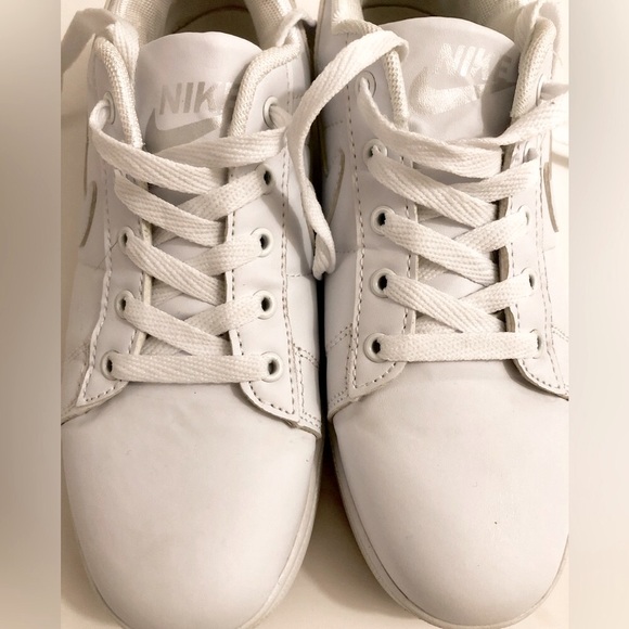 Nike Women’s White Sneakers Flat Sole - Size 7.5 - Picture 7 of 8